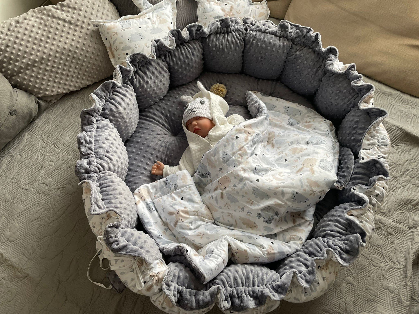 LOOLAY Baby Nest 3in1 XXL - Nest Baby Playmat and Travel Bed 90/155cm - Handmade from Cotton with Ruffles - Perfect for Twins (Beige Bunny/Minky Graphite)