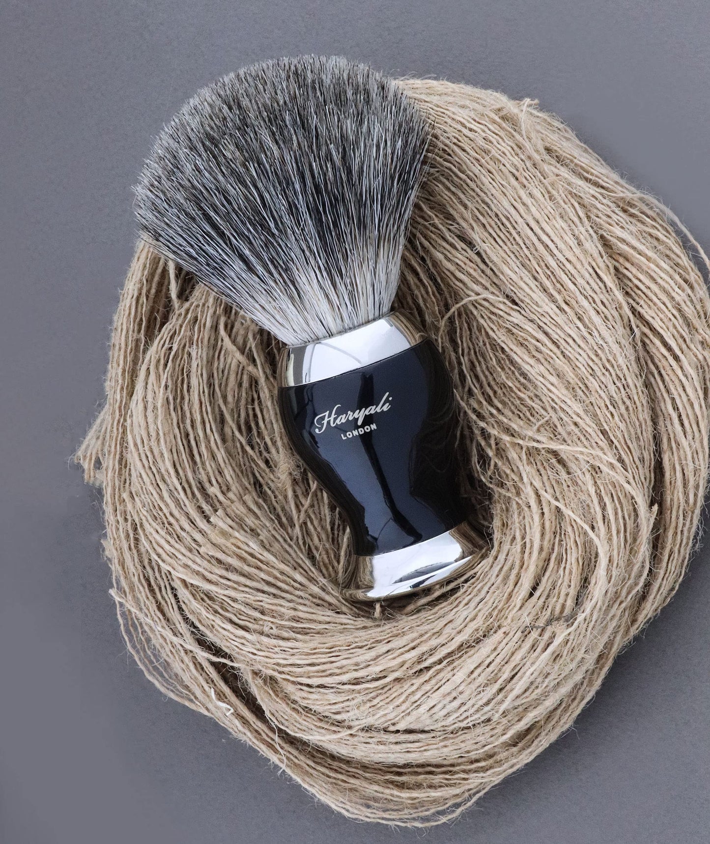 Haryali London 5-piece shaving set, double-edge razor, black badger brush, soap, bowl, stand, set as a gift.