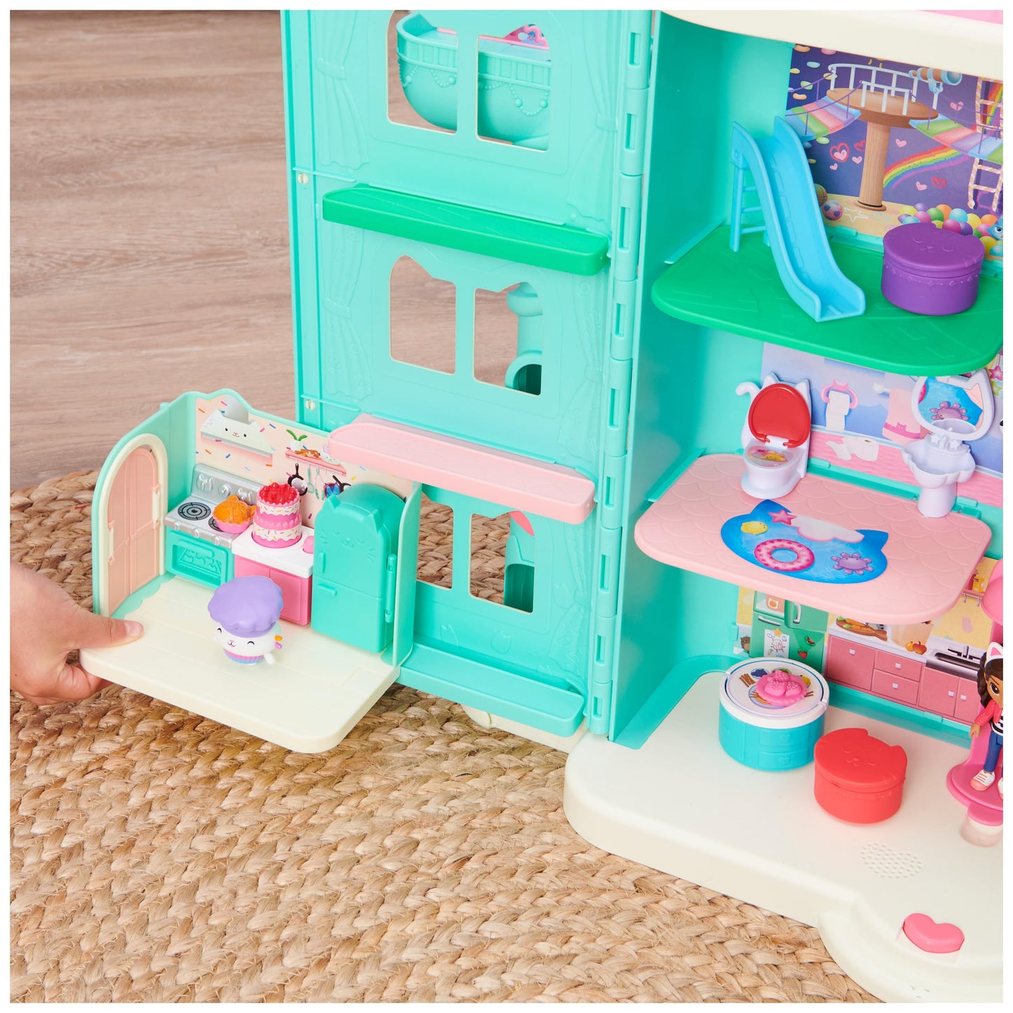 Gabby's Dollhouse Deluxe Room, Bakey with Cakey, Kitchen with Kuchi (Cakey), 3 furniture pieces and 2 surprise boxes with accessories, suitable for children aged 3 and up.