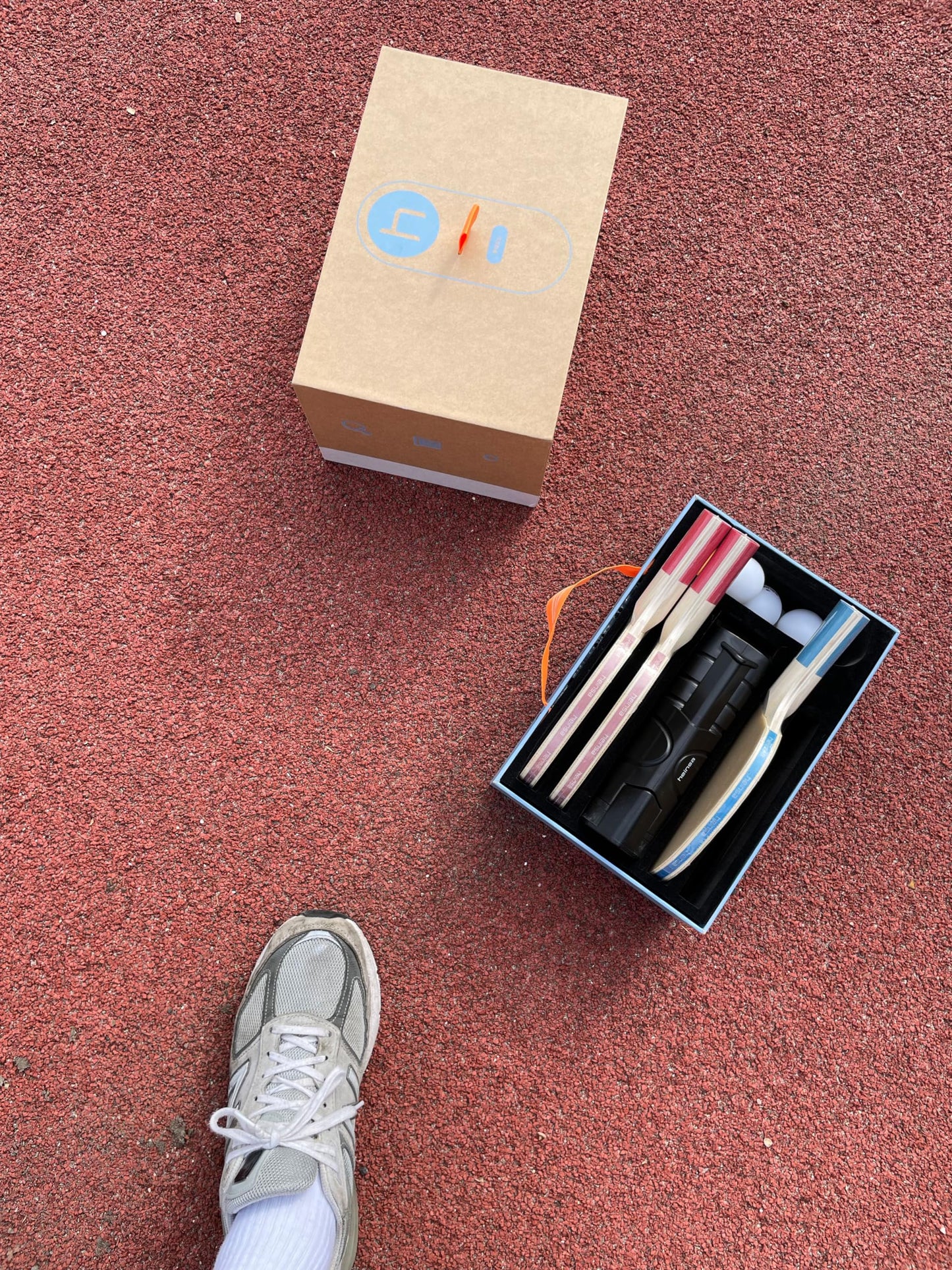 The Heinsa table tennis racket box comes with 4 rackets in blue and red, 8 table tennis balls, 1 net, and an innovative carrying case for families!