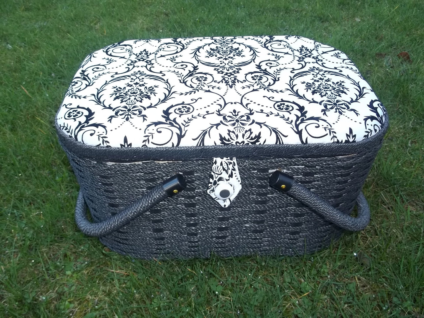 Sewing box with contents, large sewing basket, handiwork basket, large version including sewing set.