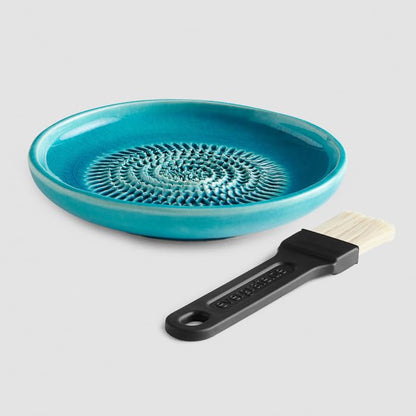 Evergrate ceramic grater 3-piece gift set - cream white, anthracite, turquoise with kitchen brushes and recipe booklets.
