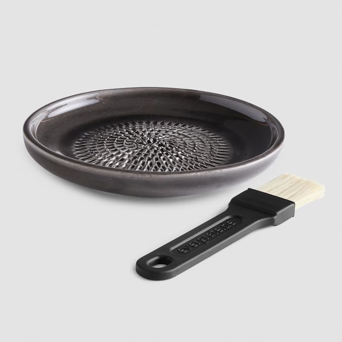 Evergrate ceramic grater 3-piece gift set - cream white, anthracite, turquoise with kitchen brushes and recipe booklets.