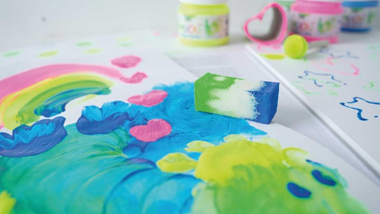 KREUL 2316 - Mucki Bright Finger Paint, 6 x 150 ml in yellow, red, blue, green, white, and black, paraben-free, gluten-free, lactose-free, and vegan, washable, blendable with brush and fingers.