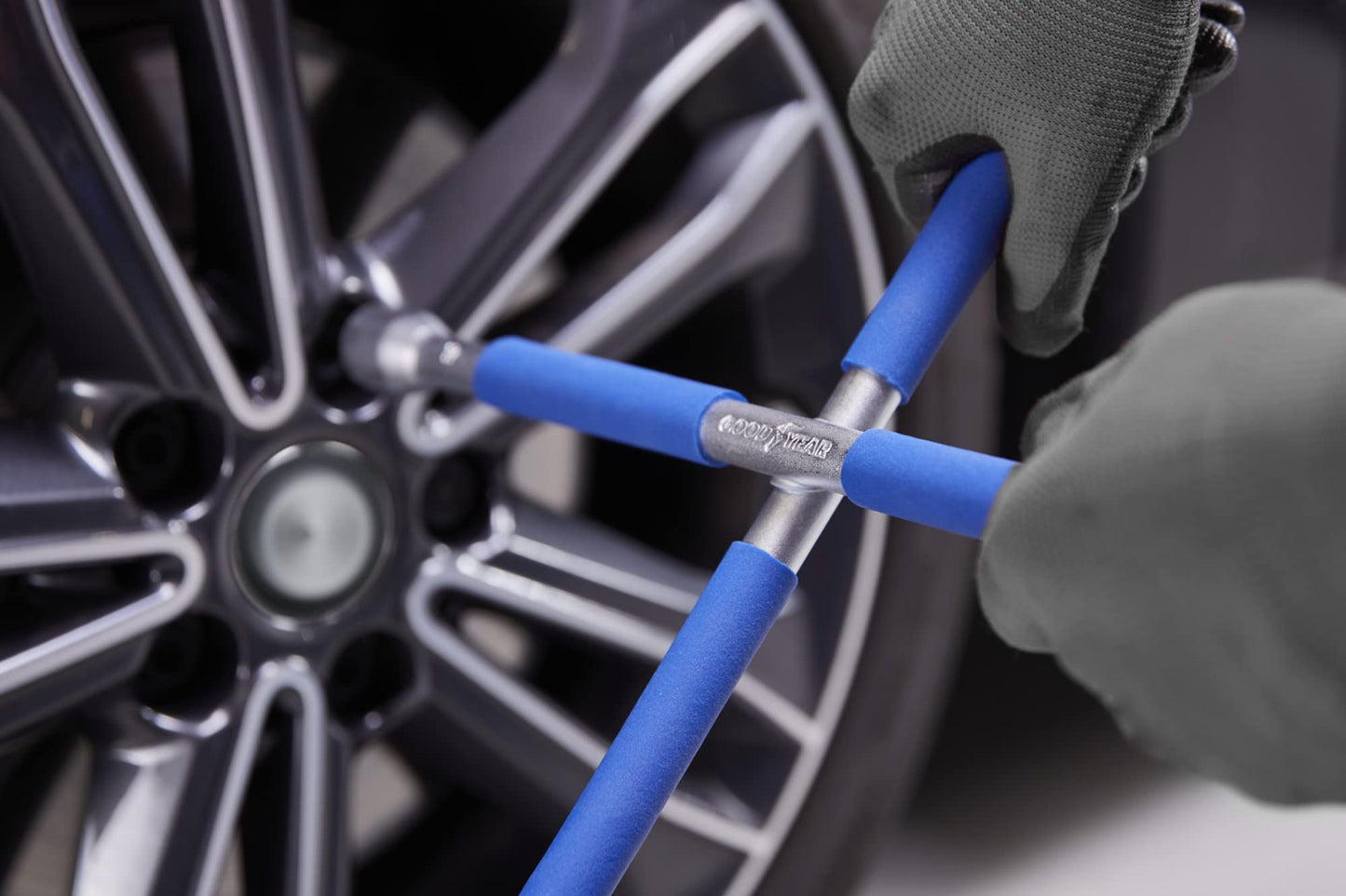 GOODYEAR 75520 Premium Cross Wrench, with non-slip coating, wheel cross, lug wrench for most common cars.