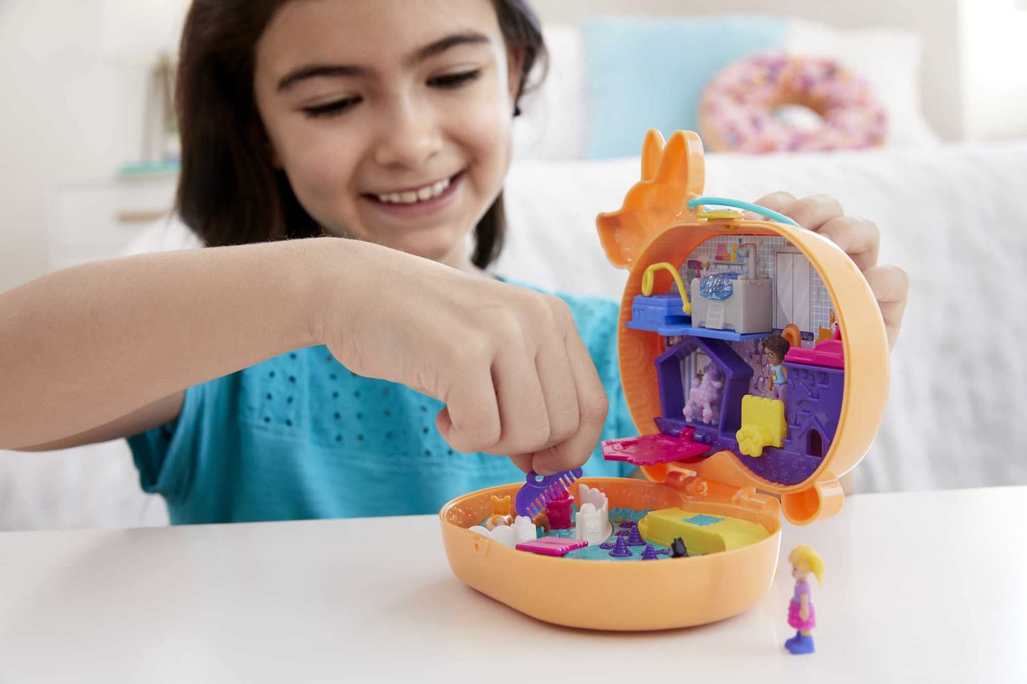 Polly Pocket HCG20 - Unicorn Tea Party Playset, compact with glitter unicorn, for ages 4+ & GTN13 - Corgi Dog Hotel compact in pet hotel design, small Polly and Shani dolls, for ages 4+