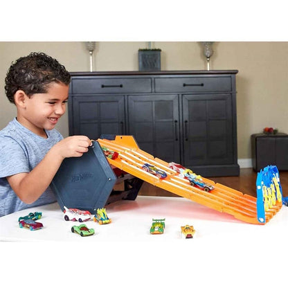 Hot Wheels GYX11 - Rollout Raceway Trackset, can be rolled out into a five-lane racetrack, storage container, toy car racetrack for kids ages 4 and up.