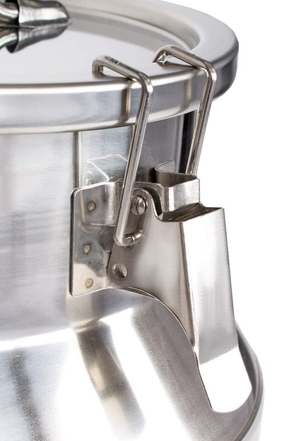 Beeketal 'BMK-30A' 30 liter stainless steel milk can transport container with drain tap, leak-proof lid with seal and clamping closure - dairy milk can for transport or storage.