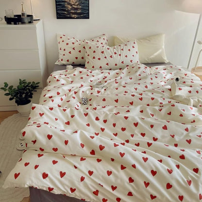 AShanlan bedding set 135x200 red hearts for girls includes a pillowcase 40x80 cm. Made of microfiber in red and white heart design, suitable for children and teenagers. Features a zipper closure.