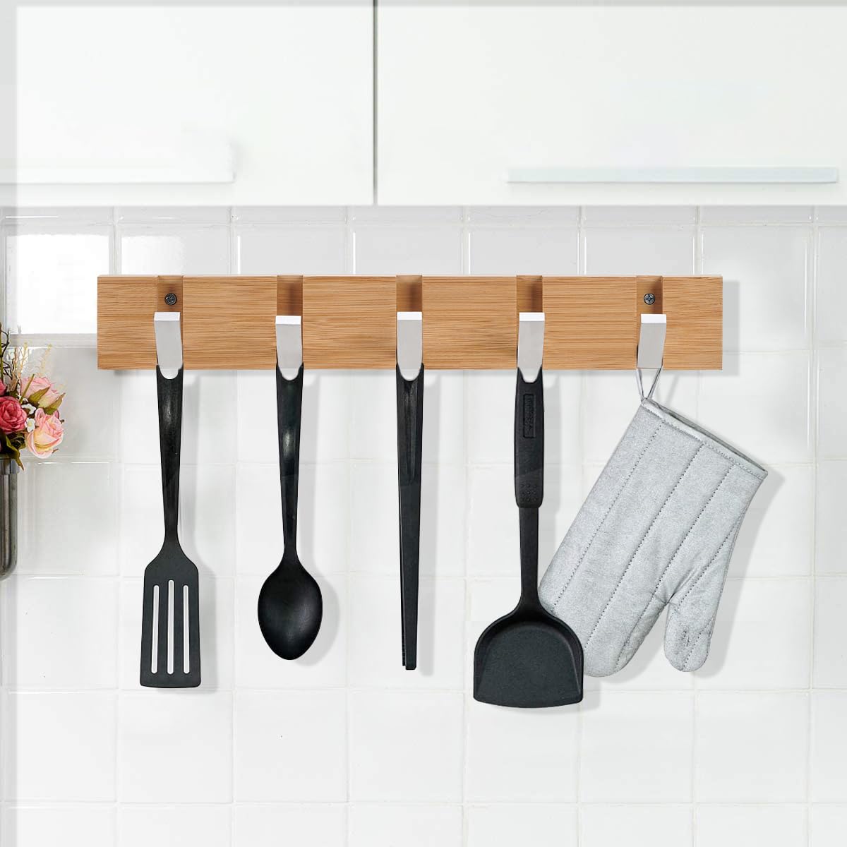 QILICZ 2-pack coat hooks - wall coat rack with 5 folding hooks made of bamboo. Ideal for coats, hats, scarves, keys, and towels. Foldable design for compact storage.