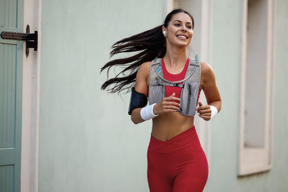 Running vest for women and men, adjustable running vest with 1500ml water bottle, 5L reflective running pack with phone holder, suitable for outdoor runs, jogging, hiking, cycling.