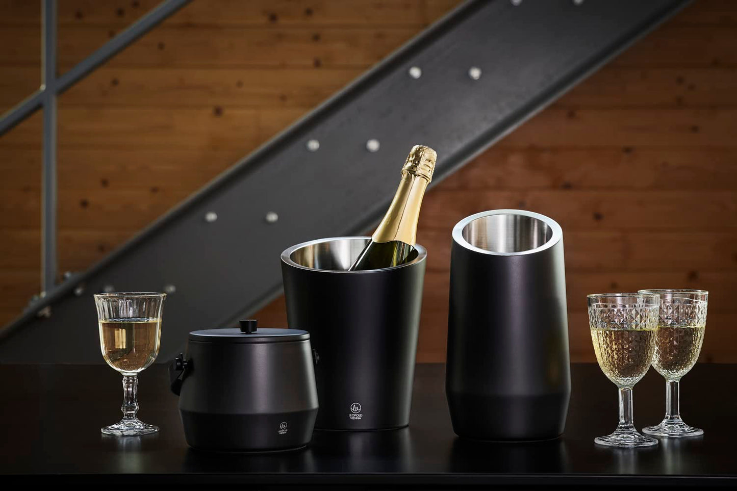 Leopold Vienna Small black double-walled ice bucket 1 liter with tongs - insulated bucket keeps ice cooler, 149x205x180mm, Black