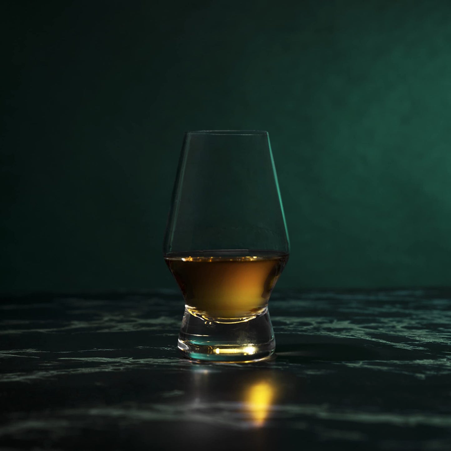 Crystal glass Scotch glasses with base, 2-piece set, lead-free premium crystal glass, classic whiskey glasses, Scotch glasses gift set, 8 ounces (237 ml), Clear.