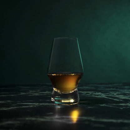Crystal glass Scotch glasses with base, 2-piece set, lead-free premium crystal glass, classic whiskey glasses, Scotch glasses gift set, 8 ounces (237 ml), Clear.