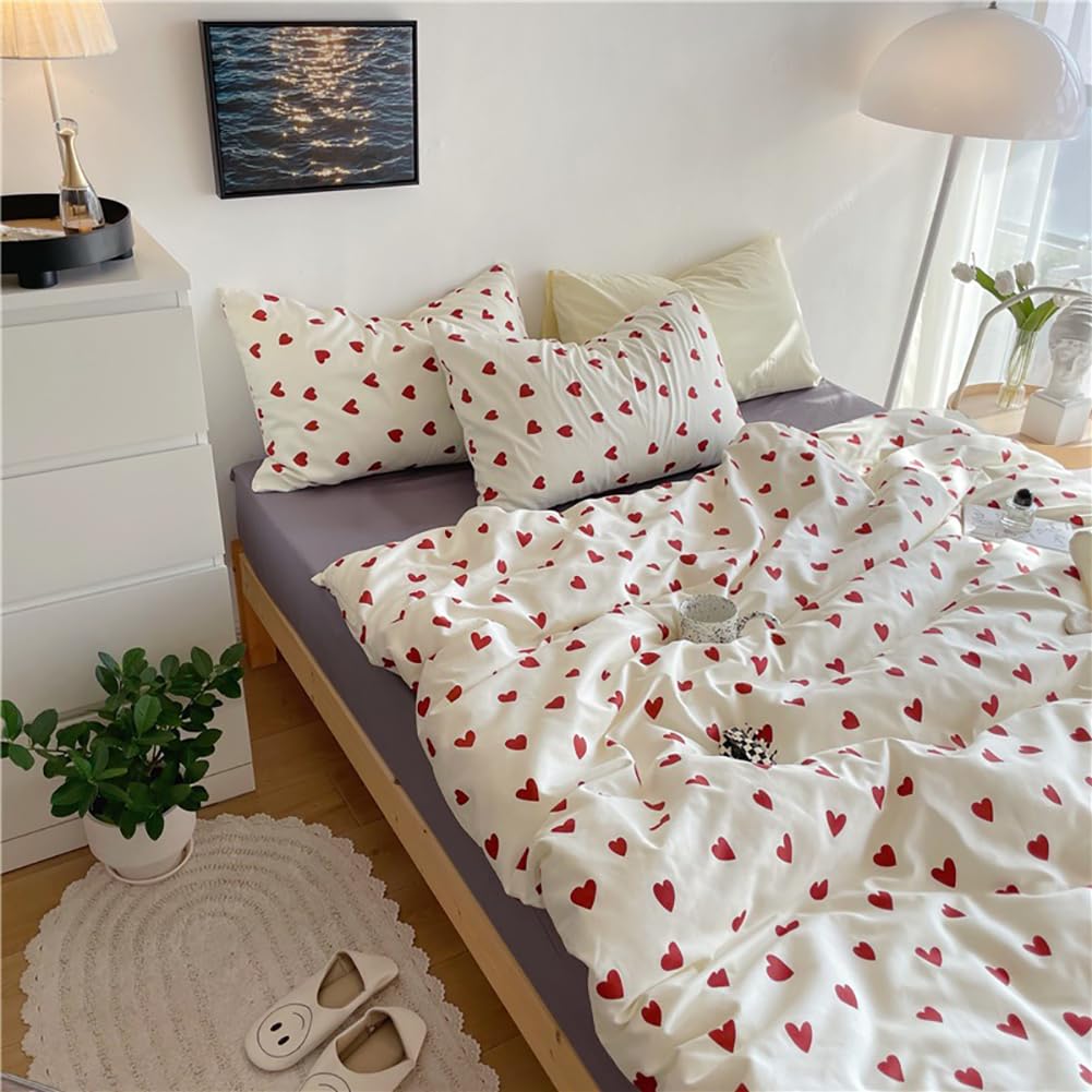 AShanlan bedding set 135x200 red hearts for girls includes a pillowcase 40x80 cm. Made of microfiber in red and white heart design, suitable for children and teenagers. Features a zipper closure.