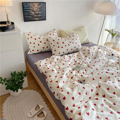 AShanlan bedding set 135x200 red hearts for girls includes a pillowcase 40x80 cm. Made of microfiber in red and white heart design, suitable for children and teenagers. Features a zipper closure.