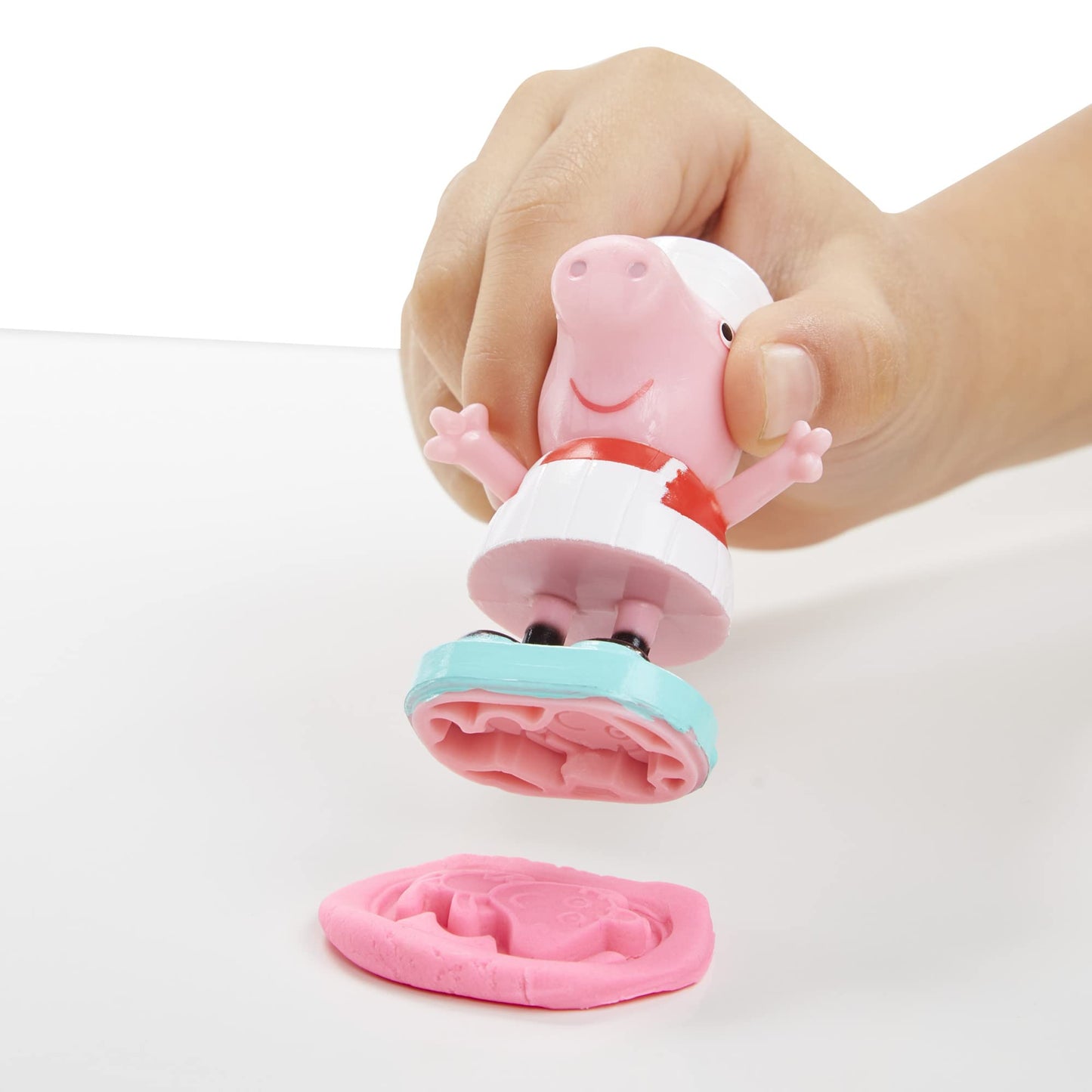 Play-Doh Peppa's Ice Cream Truck Craft Set includes 3 x 56g cans and 2 x 28g cans of modeling compound, Peppa and George figures, and various accessories and molds. Creative fun for kids ages 3 and up.