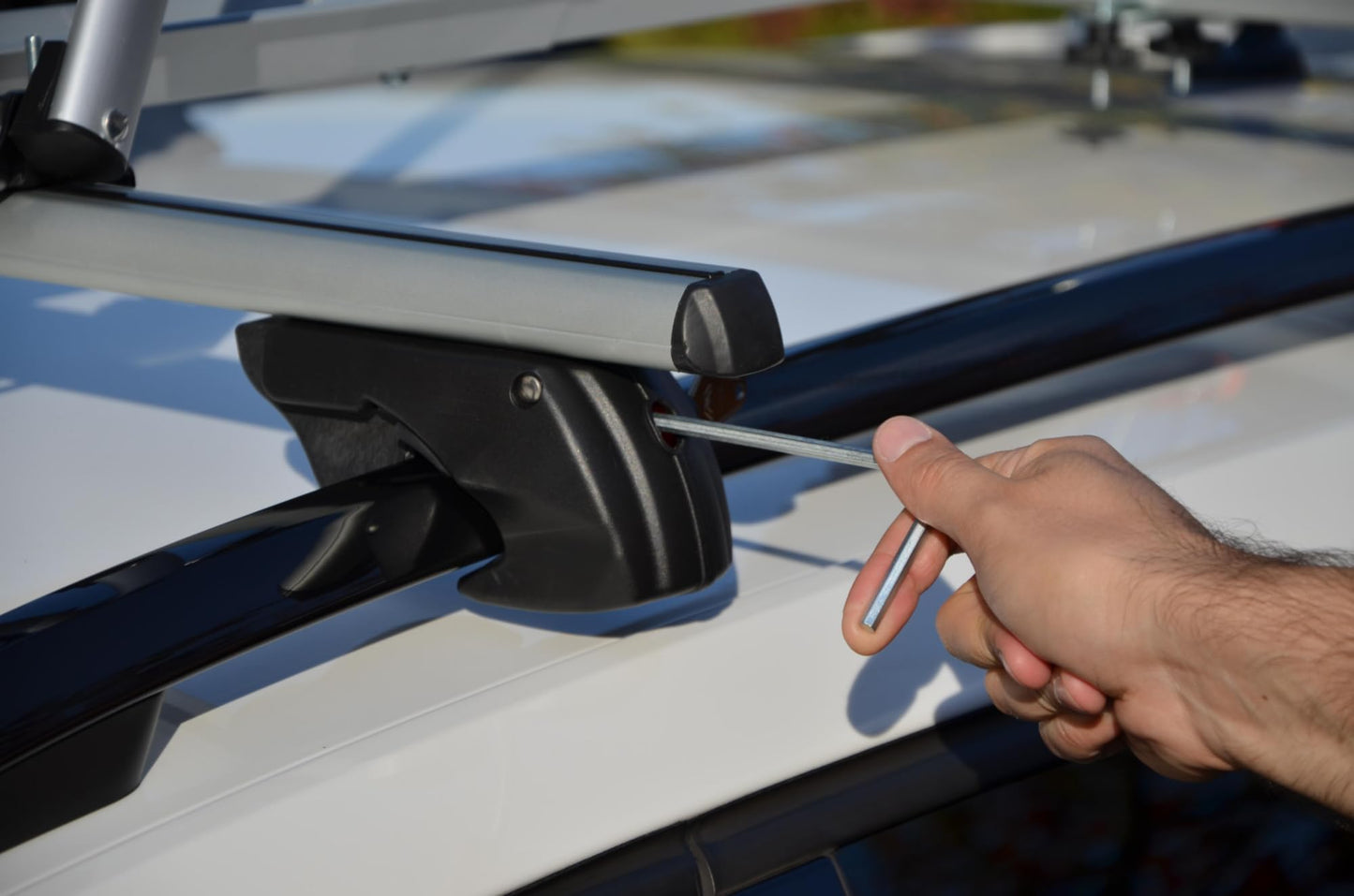 Fischer Roof Rack Topline L, for bike carriers, roof boxes or as ski holders, for open roof rails, load capacity 90 kg, pre-assembled, including lock, bar thickness 45 x 28 mm, bar length 120 cm.