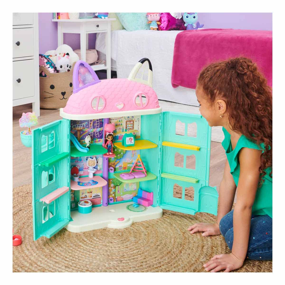 Gabby's Dollhouse, a Purrfect dollhouse over 60cm tall with Gabby and Panda Paws figures, 8 furniture pieces, 3 accessories, 2 surprise boxes, and sounds. A gift for children 3 years and older.