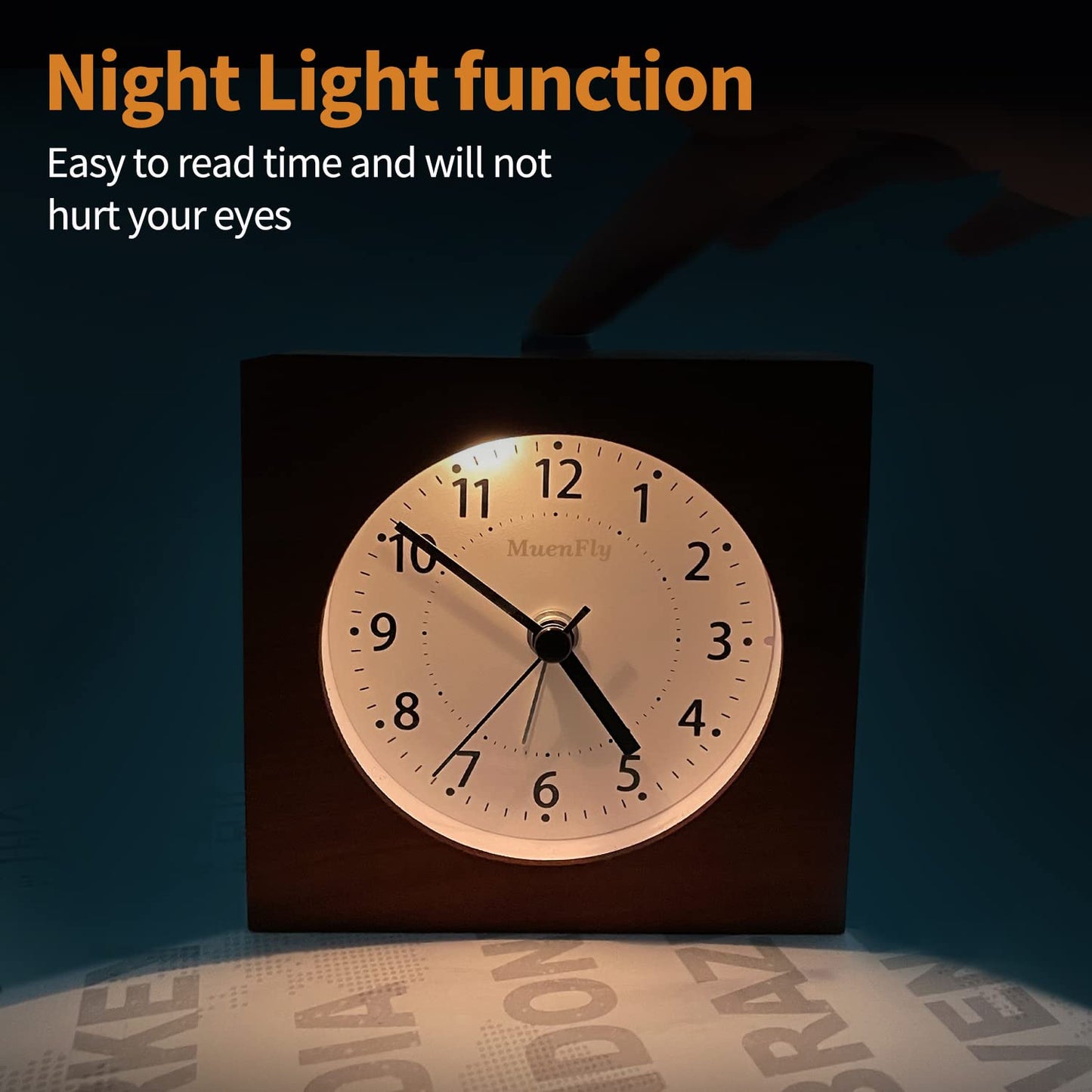 Analog alarm clock without ticking, wooden alarm clock with snooze function, battery-operated table clock with night light for bedrooms, night kids, and offices (1xAA battery required)