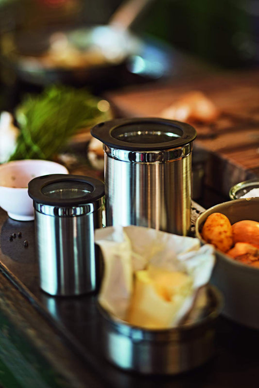 RÖSLE Coffee canister with freshness lid, High-quality canister for storing 500g of coffee or other food items, Stainless steel 18/10, dishwasher safe, 10 cm, Black.