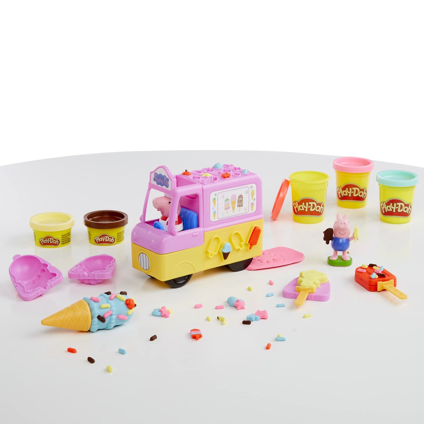 Play-Doh Peppa's Ice Cream Truck Craft Set includes 3 x 56g cans and 2 x 28g cans of modeling compound, Peppa and George figures, and various accessories and molds. Creative fun for kids ages 3 and up.