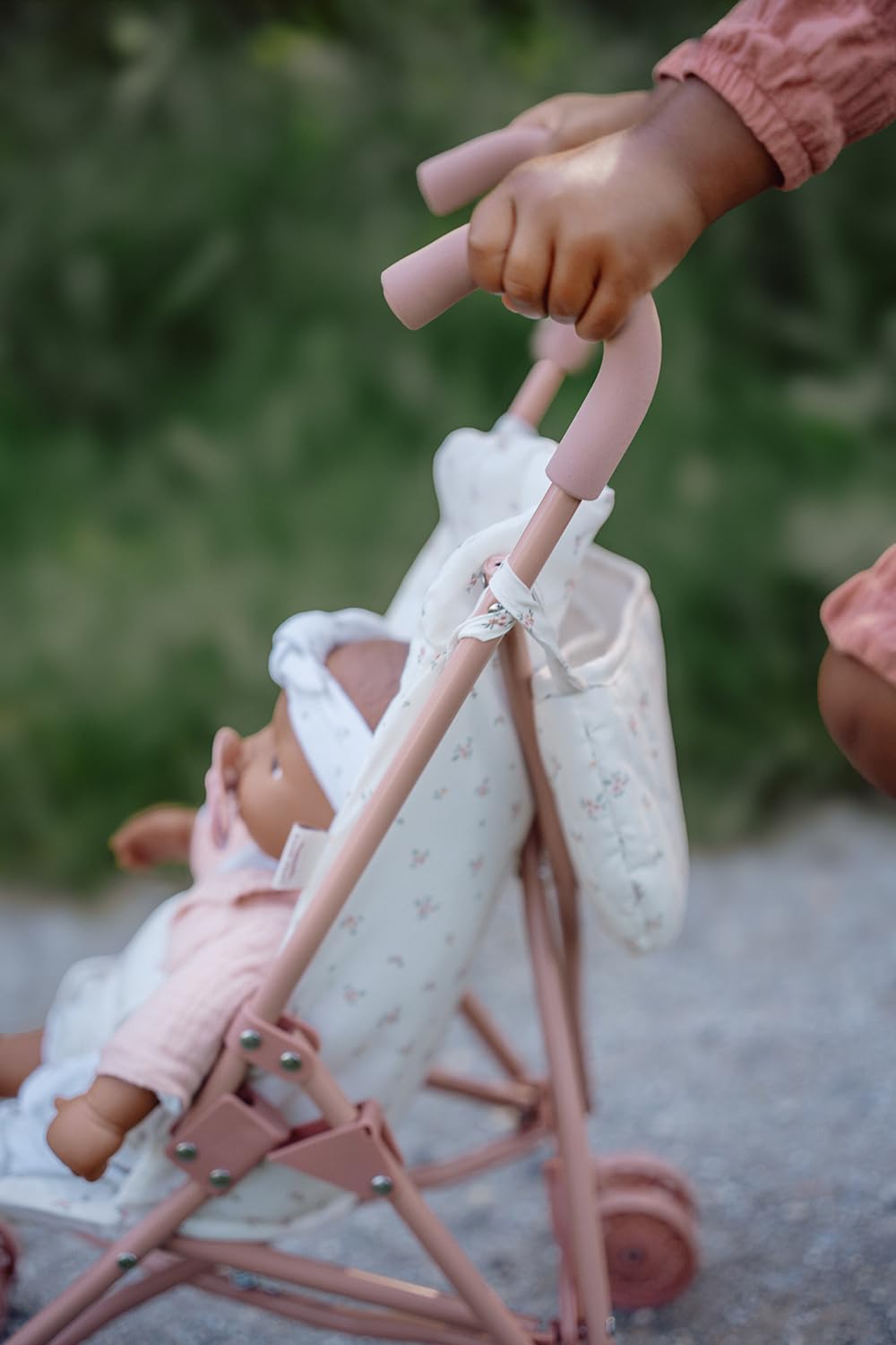 Little Dutch 4584 foldable metal doll buggy with soft handles and buggy bag - for dolls 33-46 cm, White Meadows/pink