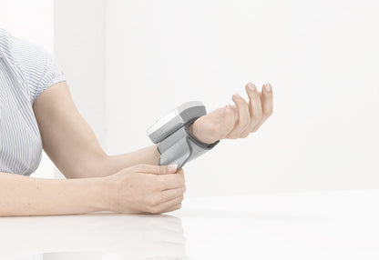 Sanitas SBC 15 wrist blood pressure monitor, fully automatic blood pressure and pulse measurement, warning function for possible heart rhythm disorders.