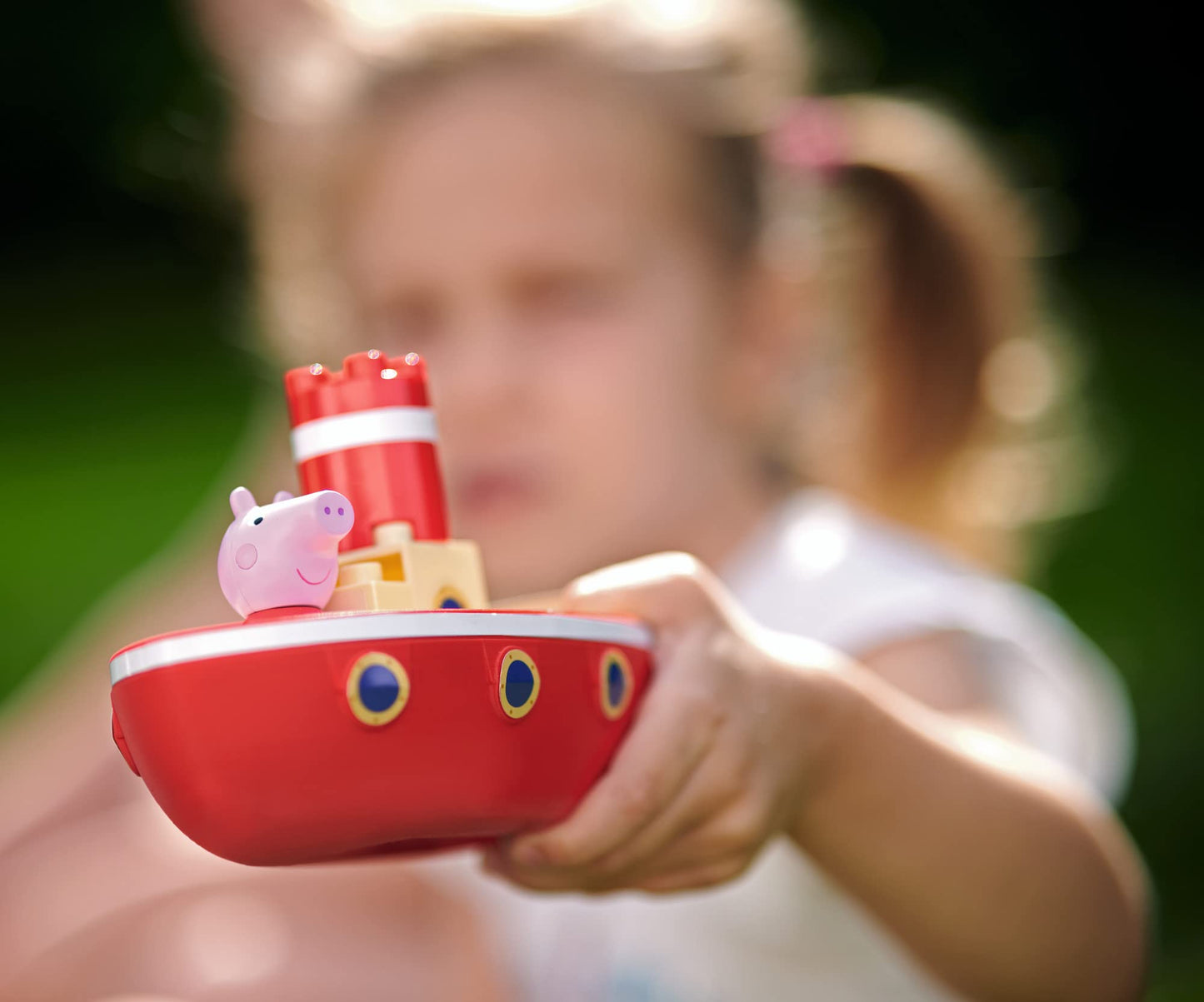 BIG-Waterplay - Peppa Pig Holiday - Outdoor water toy with large water slide, BIG-Bloxx building blocks, hand crank & Peppa Pig figures, for children ages 3-7.