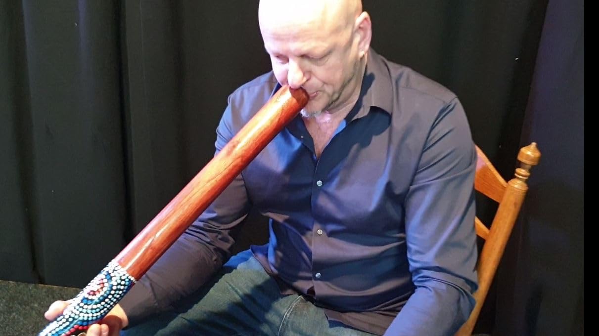 Australian Treasures - WOODEN DIDGERIDOO - 130cm - Nylon Didgeridoo Bag - Perfect for beginners. FREE DIDGERIDOO KEYCHAIN AND DISCOUNT COUPON FOR DIDGERIDOO LESSONS INCLUDED.