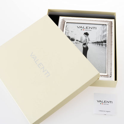 Valenti&Co picture frame in shiny silver, hammered, 15 x 20 cm. Perfect as a gift for weddings, birthdays, or for mom and dad.