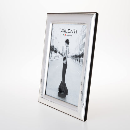 Valenti&Co picture frame in shiny silver, hammered, 15 x 20 cm. Perfect as a gift for weddings, birthdays, or for mom and dad.