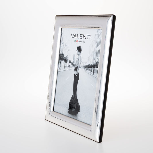 Valenti&Co picture frame in shiny silver, hammered, 15 x 20 cm. Perfect as a gift for weddings, birthdays, or for mom and dad.