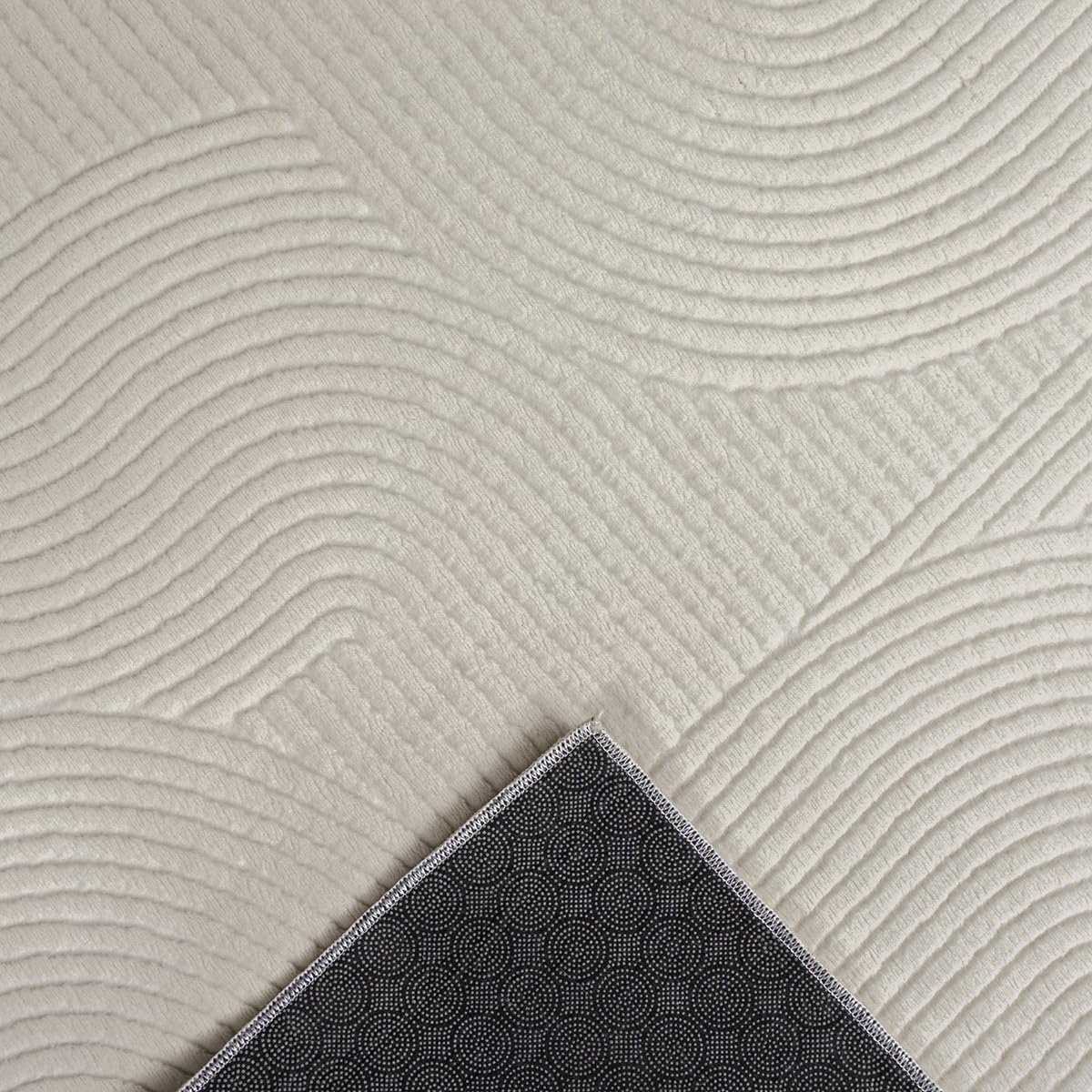 the Rio carpet - modern and soft rug for living room or bedroom with non-slip backing and 3D effect. Fluffy surface, easy to care for and durable. Cream color, 200 x 280 cm.