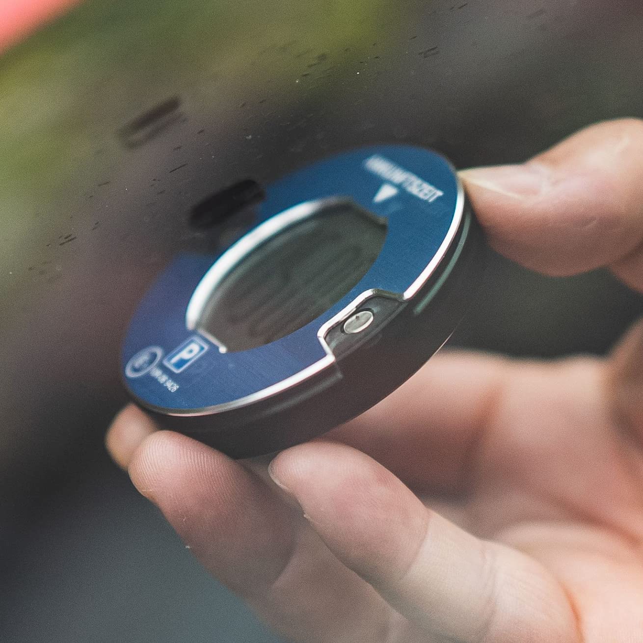 OOONO P-DISC NO1 - Electronic parking disc approved for vehicle use - Automatic digital parking disc with approval from the KBA according to the StVO - Electric parking clock approved for use in cars