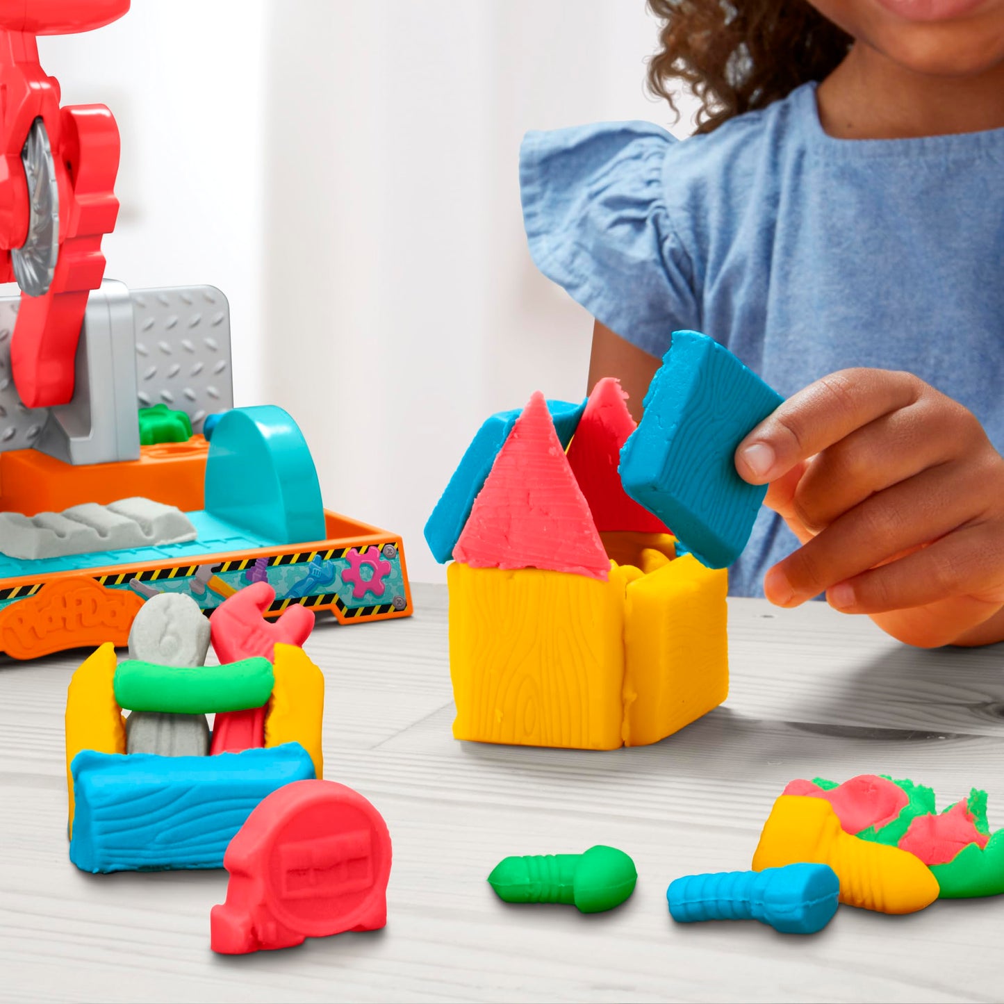 Play-Doh workbench playset, 5 x 56g cans of modeling compound in colorful colors, with circular saw toy, tools, and stamps, creative for children ages 3 and up.