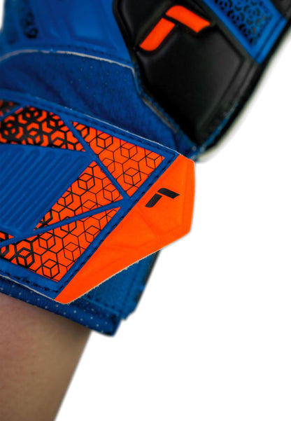 Reusch Attrakt Solid Junior goalkeeper gloves for kids and teenagers. Suitable for boys and girls in all weather conditions and playing surfaces.