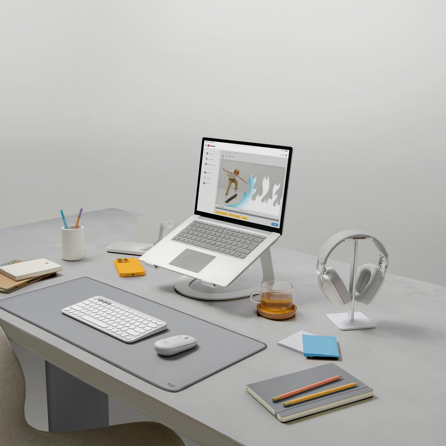 Logitech Pebble Mouse 2 M350 is a slim wireless Bluetooth mouse, mobile, lightweight, customizable button, quiet clicks, Easy-Switch for Windows, macOS, iPadOS, Android, ChromeOS - White