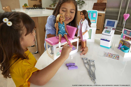 Barbie HFT68 - Get Well Hospital Playset with brunette doctor doll, 4 play areas, over 30 pieces, toy for ages 4 and up.