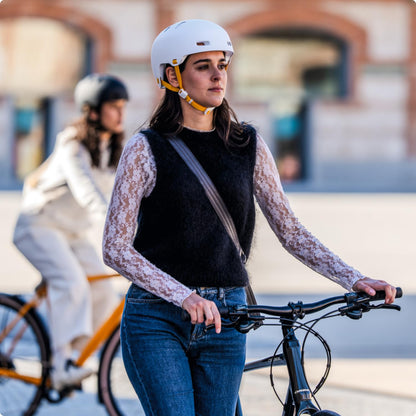 ABUS bike helmet XOXO - City helmet in skater look - suitable for skateboard, bike, scooter - with optimized chin padding - for teens and adults - Size L, White