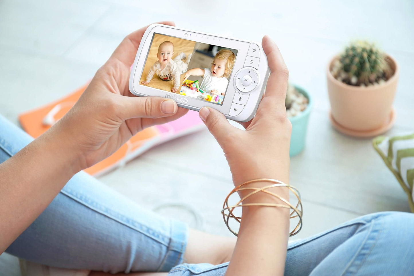 Motorola Nursery VM35-2 / Ease 35-2 baby monitor with 2 cameras 5.0 inch video baby monitor display - night vision, two-way communication, lullabies, zoom, room temperature, 1080p - white