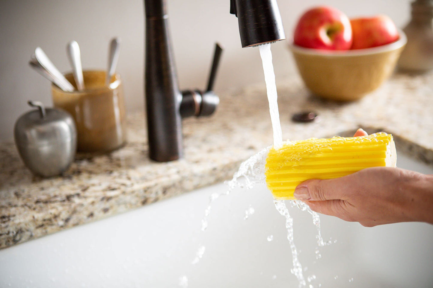 Scrub Daddy Damp Duster Dusting Sponge, washable duster with ridges, household cleaning tool for wood blinds, radiators, and mirrors, spider web remover, anti-static cleaning sponge, Gray.