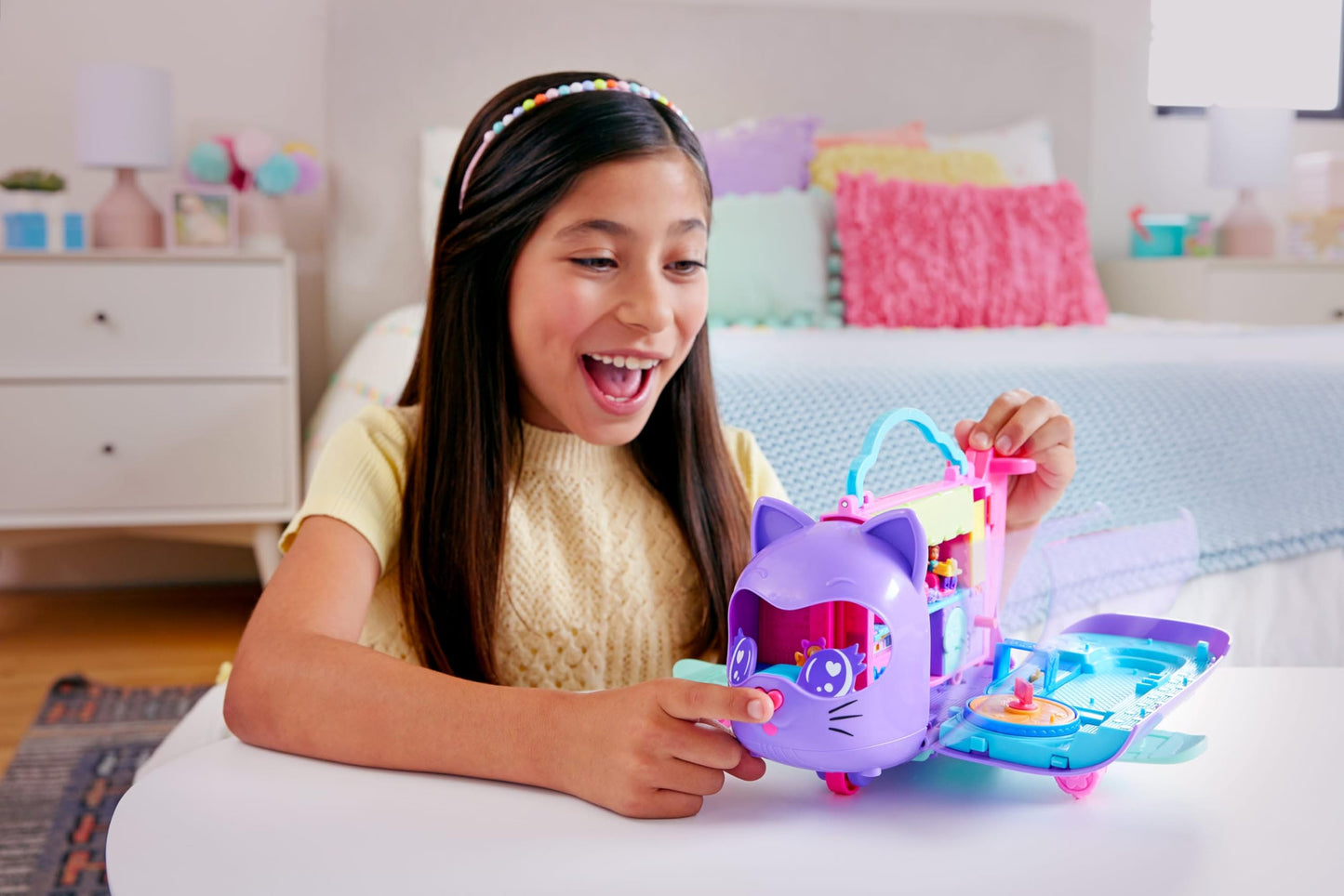 Polly Pocket dolls and playset, Kitty Airways airplane, travel toy with 2 small dolls and animal, rotating stage and accessories, HWP19