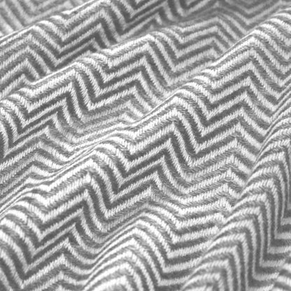 Lorenzo Cana cashmere blanket in grey, 100% hand-woven cashmere sofa throw. Cashmere blanket, living room throw, cozy wrap. Style number: 96277777.