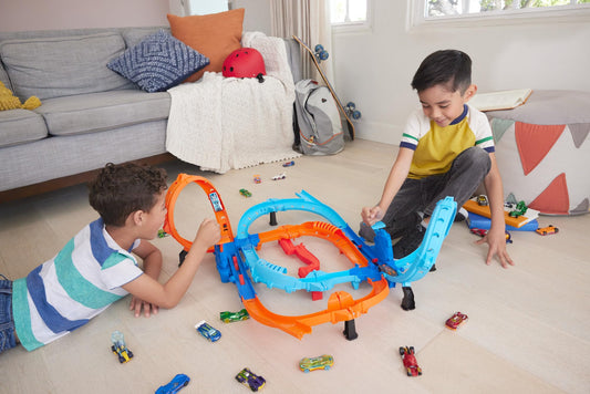 Hot Wheels toy car trackset, Ultra Hots high-speed racing start with 2 vehicles in 1:64 scale, head-to-head racing and stunts, 2 manually operated starters, HXR71.