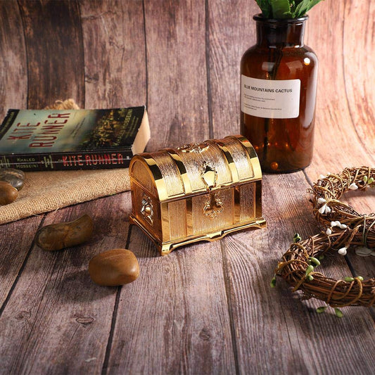 Betued jewelry box, treasure chest in European style and gold, pirate-style jewelry box, decorative jewelry box, classic jewelry storage box.