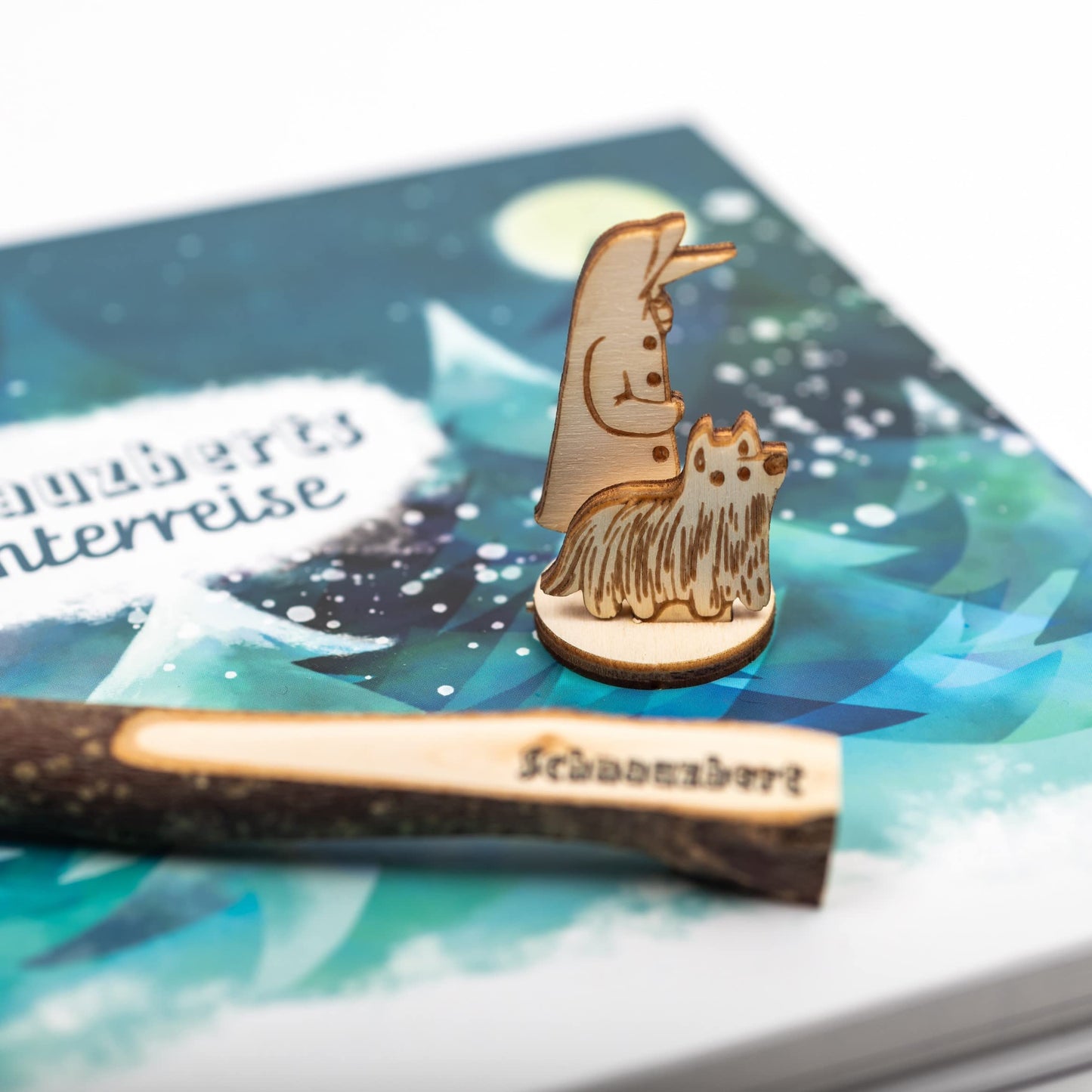 Schnauzbert's Winter Journey - Advent calendar for dog owners - experience box with book, organic essential oil, game board and more accessories, for mindfulness, relaxation and positive dog training.