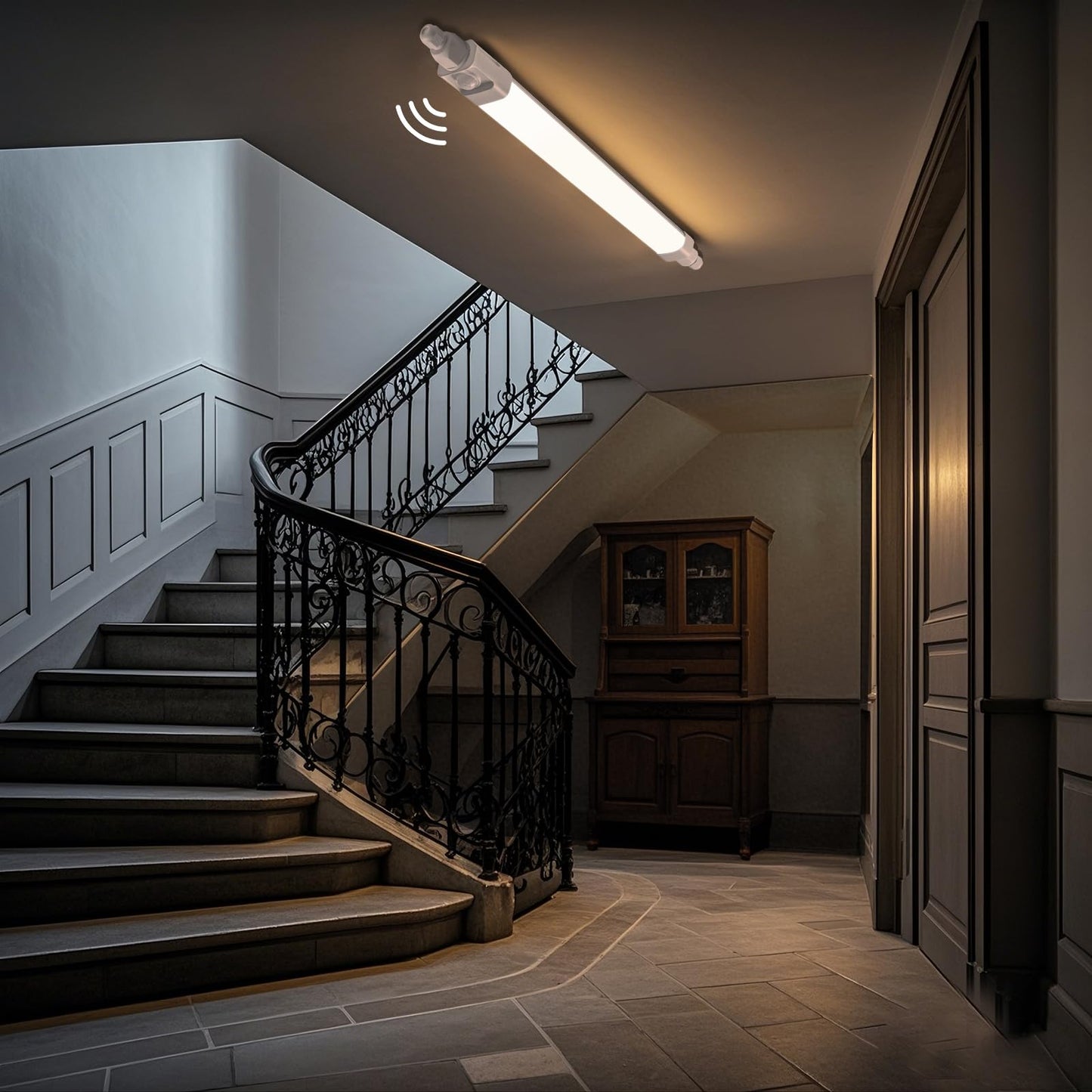 Surface-mounted LED moisture-proof luminaire 60cm with motion sensor, 18W 1800LM 4000K LED ceiling light sensor tube, linkable LED batten luminaire workshop lamp waterproof IP65 for garage balcony basement hallway staircase.