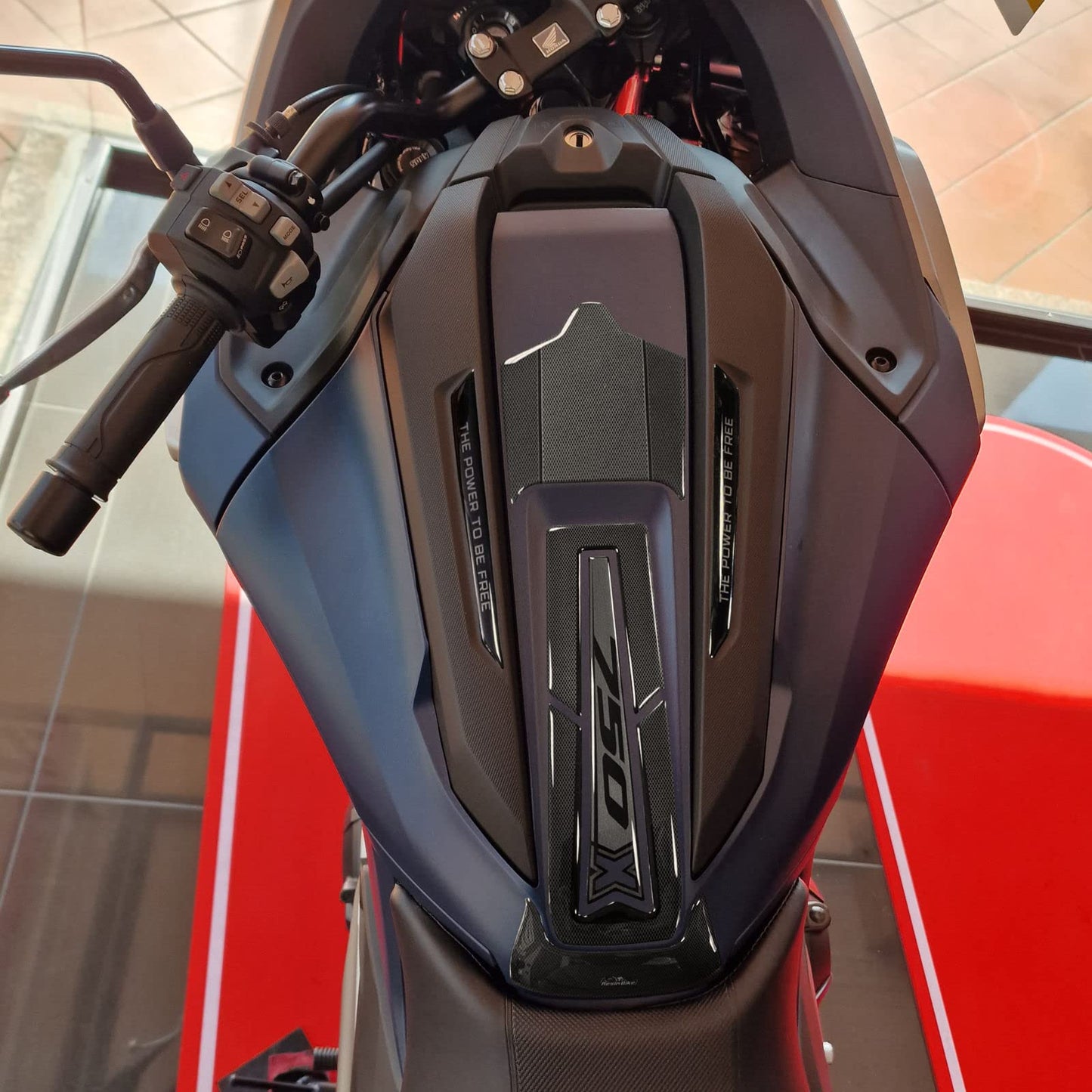 Resin Bike Decal for Motorcycle Compatible with Honda NC750X 2021-2025. Tank cover protects against impacts and scratches. 3D resin adhesive stickers made in Italy.
