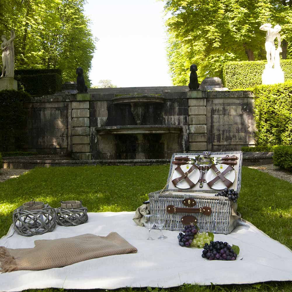 Les Jardins de la Comtesse - Angers Willow Picnic Basket - Complete for 4 People - Cooler Compartment - Ceramic Plates and Wine Glasses/Bottle Holder - Cream Fabric - 46 x 31 x 22 cm